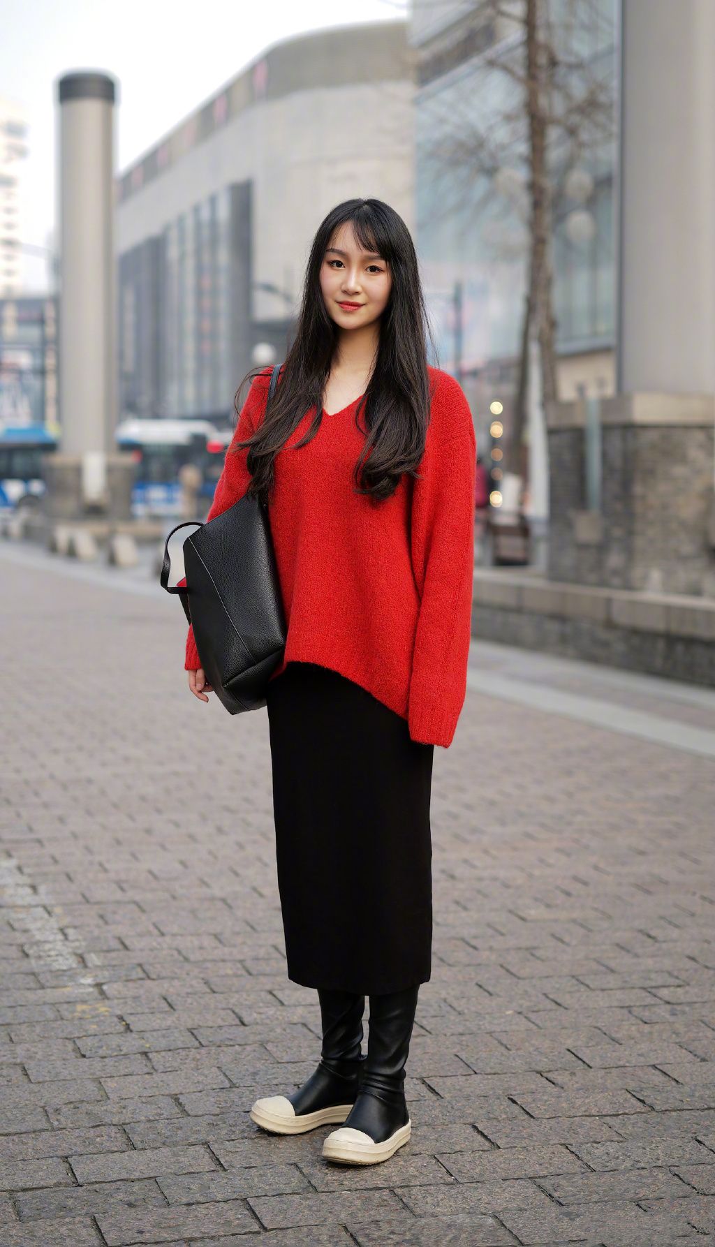 街拍:红色的毛衣很是时尚,搭配了裙子,大包包,优雅有气质!