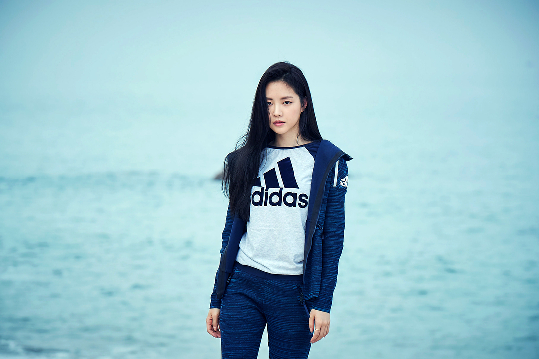 娜恩最新代言画报公开 露脐装 紧身裤double kill