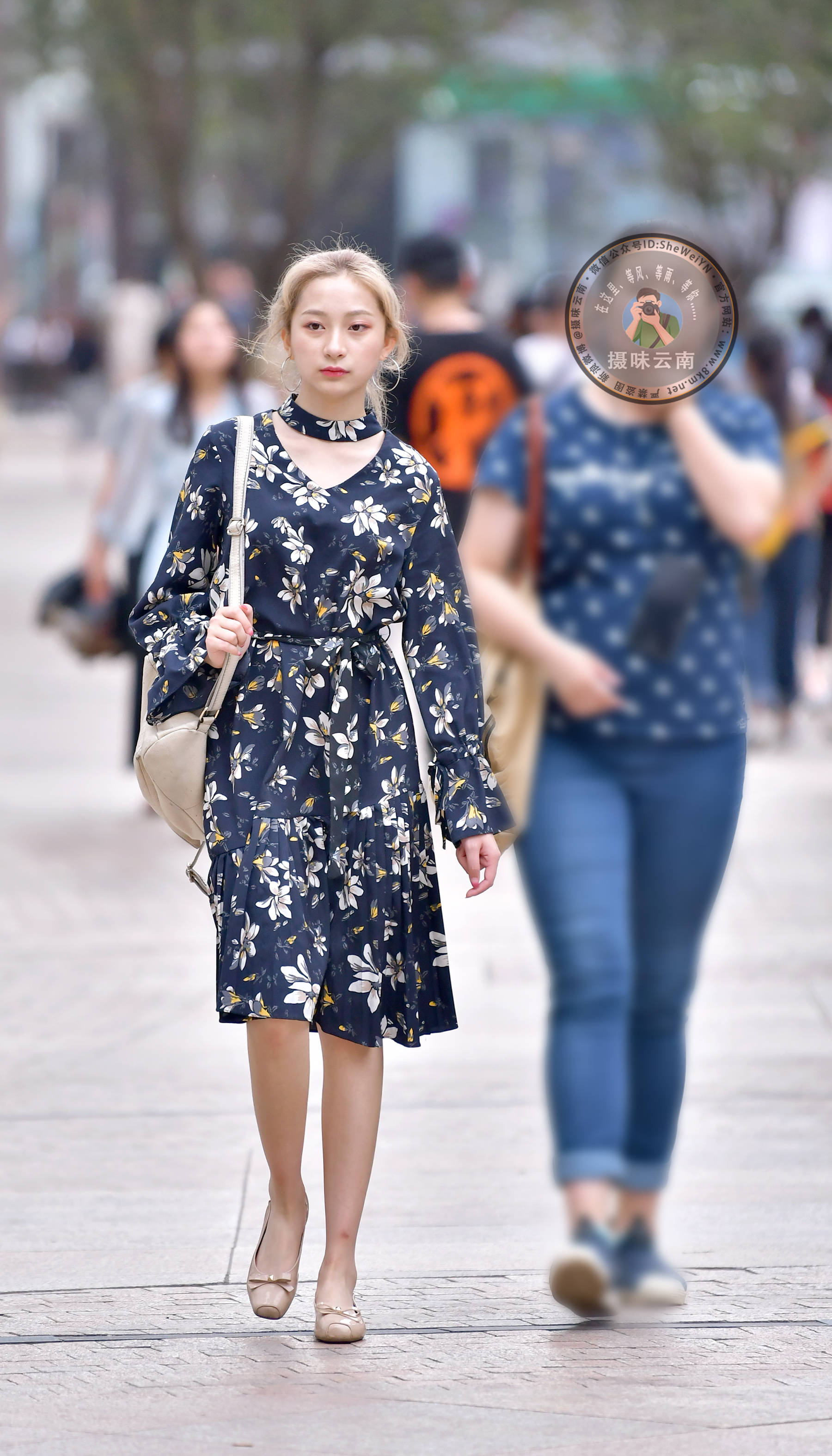 街拍:碎花连衣裙清新唯美
