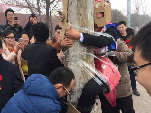 令人发指!新郎为躲避婚闹,遭遇意外车祸,全身漆黑只剩短裤