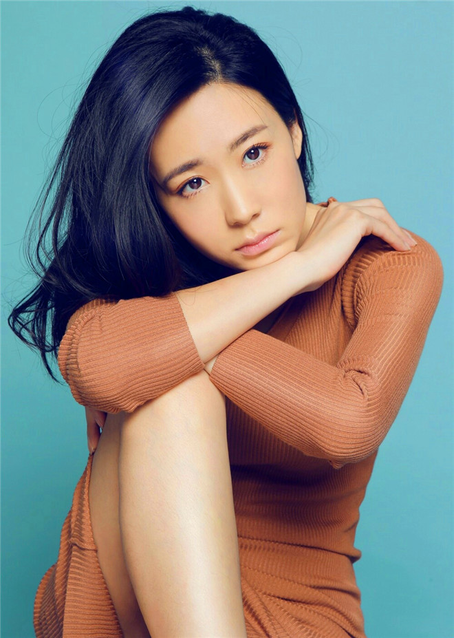 她在《大爱回家》新闻发布会里成为最靓丽的一道风景线