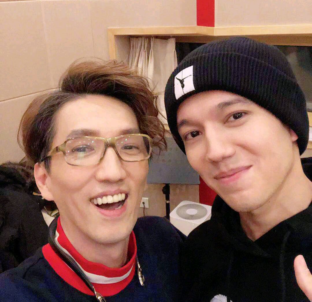 林志炫探班迪玛希,两人疯狂自拍,超有爱