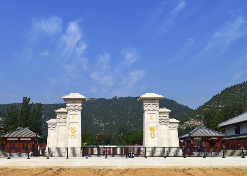 满城汉墓位于保定市满城县县城西侧,是西汉时中山靖王刘胜及其妻子