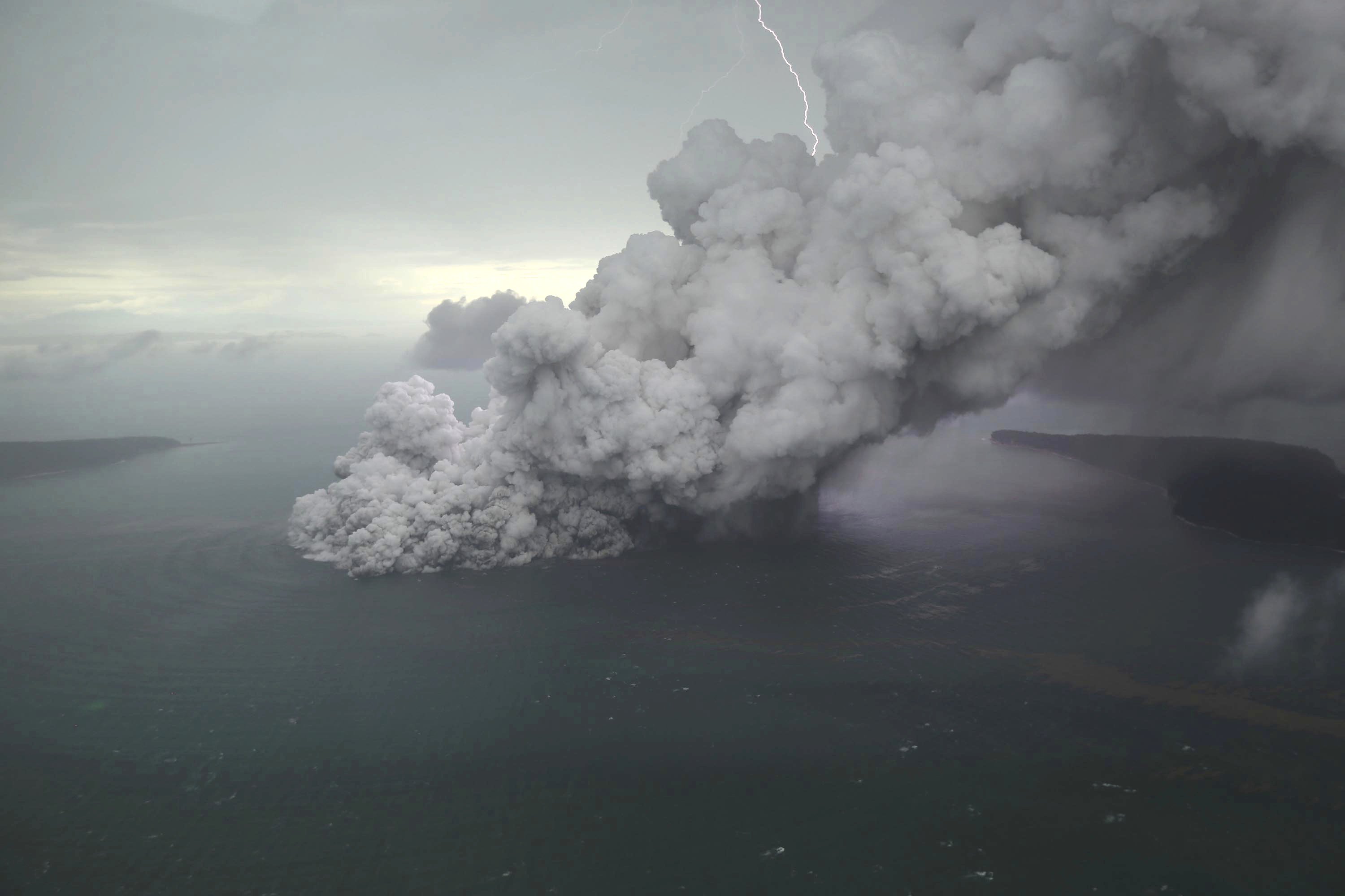 实拍喀拉喀托火山喷发 引发印尼致命海啸