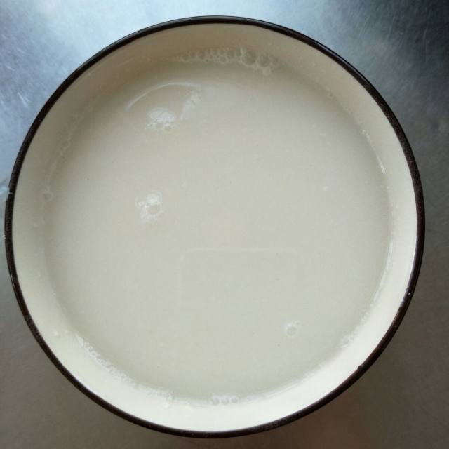 第3步,用碗加面粉,水适量调成面粉水.如图