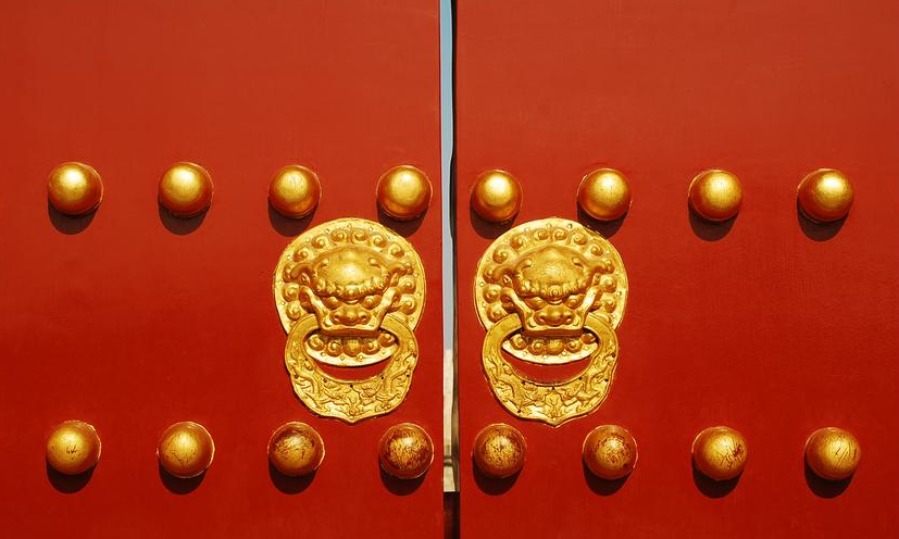 北京故宫大门上,几排密密麻麻的圆钉子有什么用?为什么不能摸?