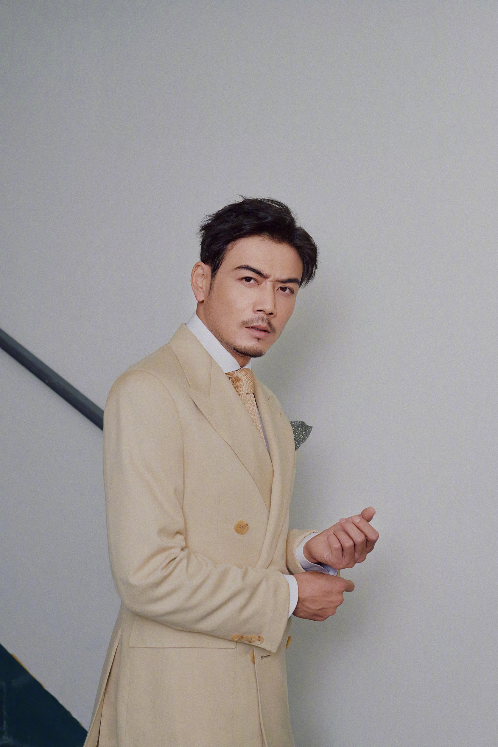 杨烁作为实力派演员,塑造了很多经典优秀的荧幕角色,而最让人印象深刻