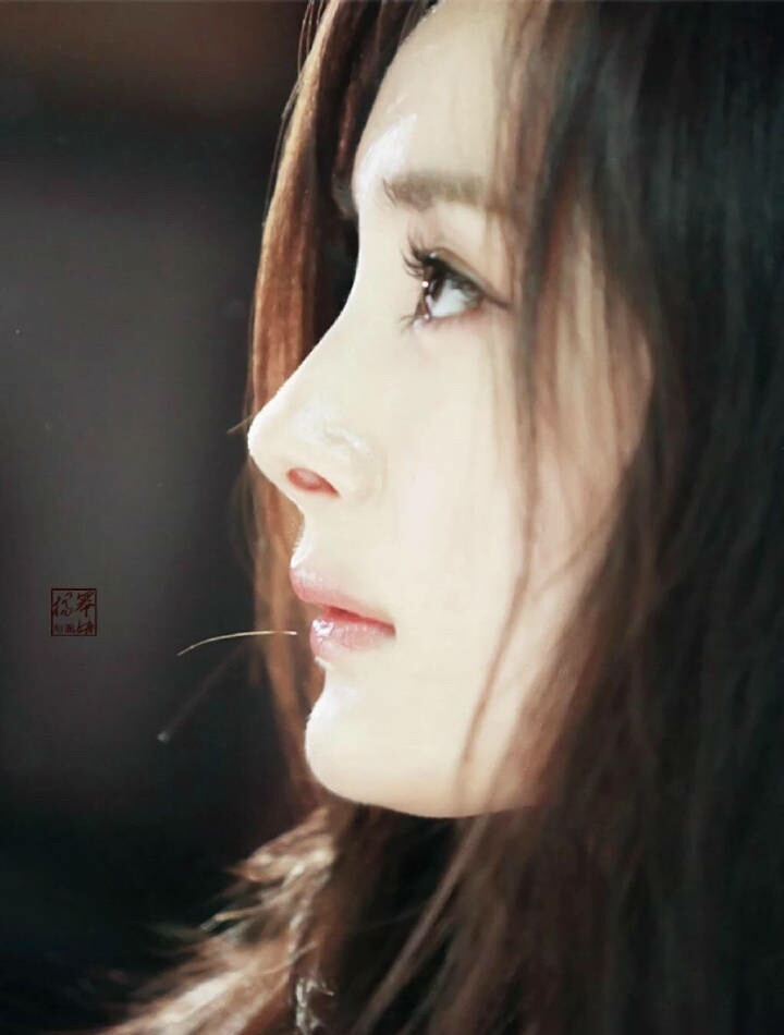 杨幂的眼睛非常深邃,因为这双灵动的眼睛吸引了不少人.