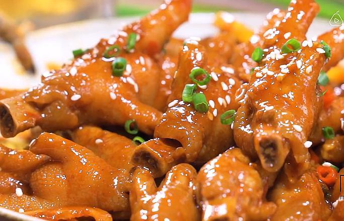 今天给大家分享一道地方名小吃,地道东北菜,酱鸡爪