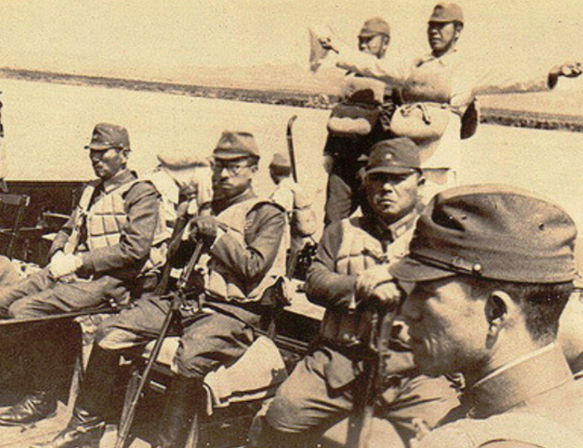 侵华日军拍摄真实老照片:亲王戴眼镜拿军刀,图5女伪军是自愿!