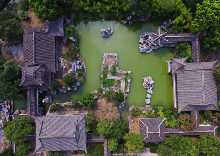 到了现代,人们也修建不少了园林,其中有座叫做墨荷园的园林,修建于