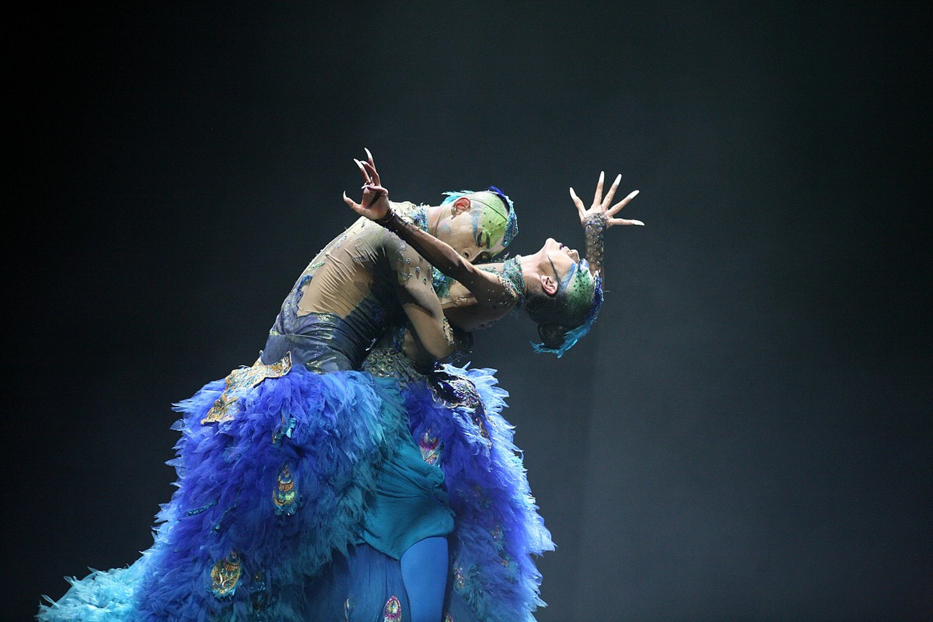 杨丽萍最新孔雀舞尺度太大# 杨丽萍最新演出照片曝光,与男徒弟敲苘