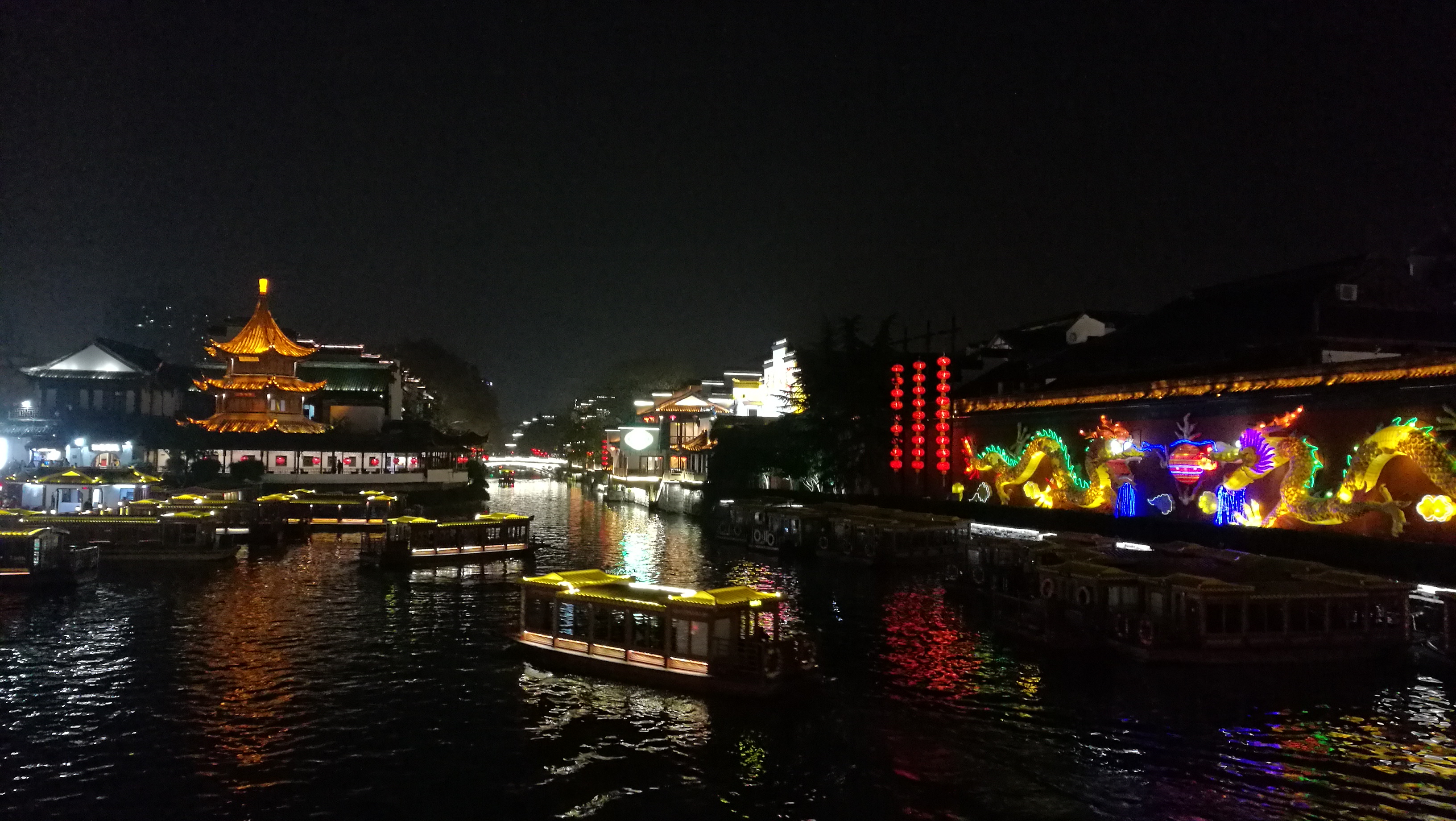 行走在秦淮河畔,独享诗意金陵!