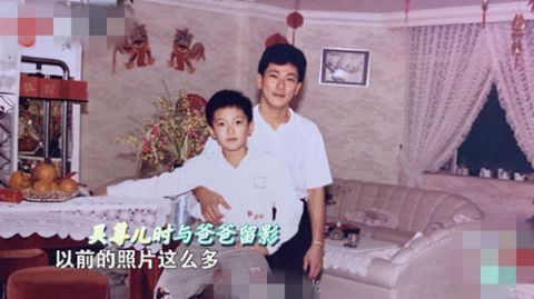 吴尊2岁童年旧照曝光 白白胖胖呆萌可爱