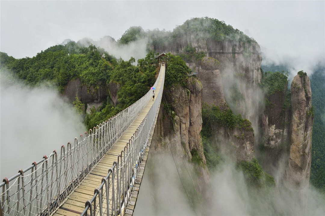 浙江神仙居風景區,青山巍峨聳立,雲霧縹緲景色如同仙境