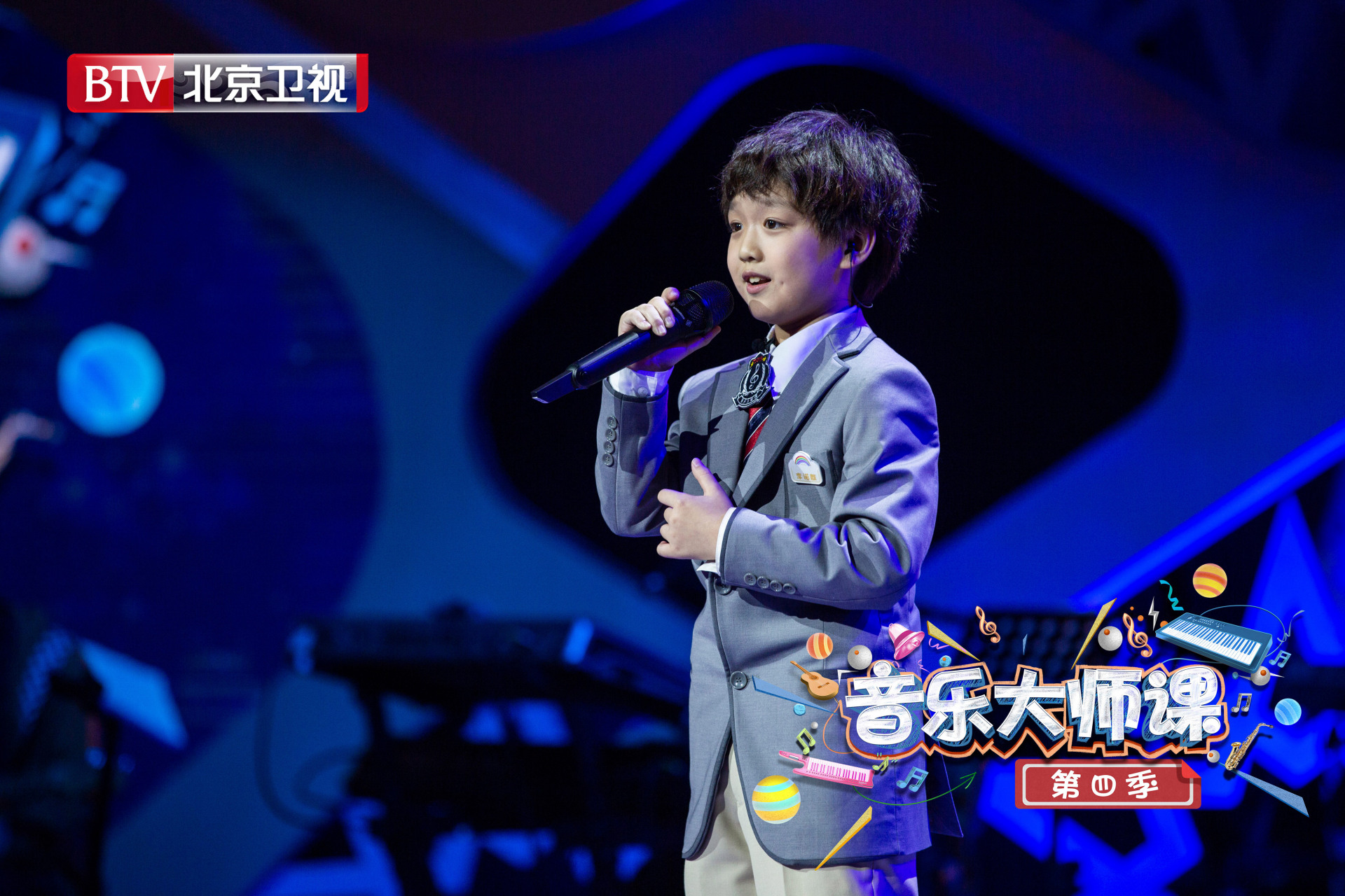 "萤火虫,萤火虫,慢慢飞~"#音乐大师课# 第四季节目中,可爱的梨涡少年