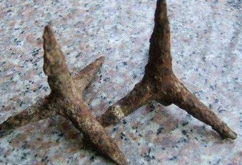 铁蒺藜,上面有四个尖尖的铁刺,不管怎么放都有一个铁刺是朝上的,在