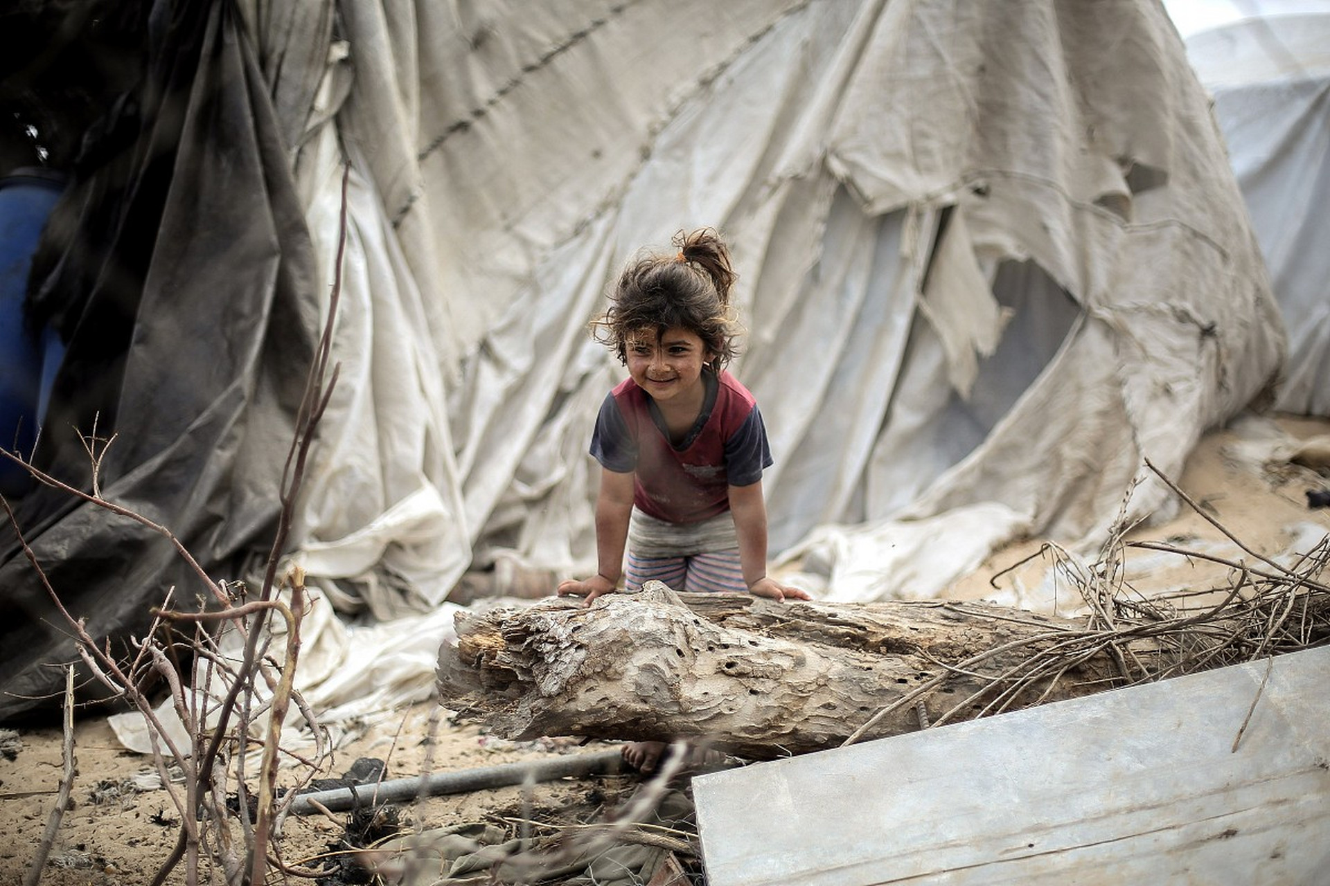 巴以冲突致加沙超3000名儿童死亡# 曾在电影中看到过这样的画面:一个