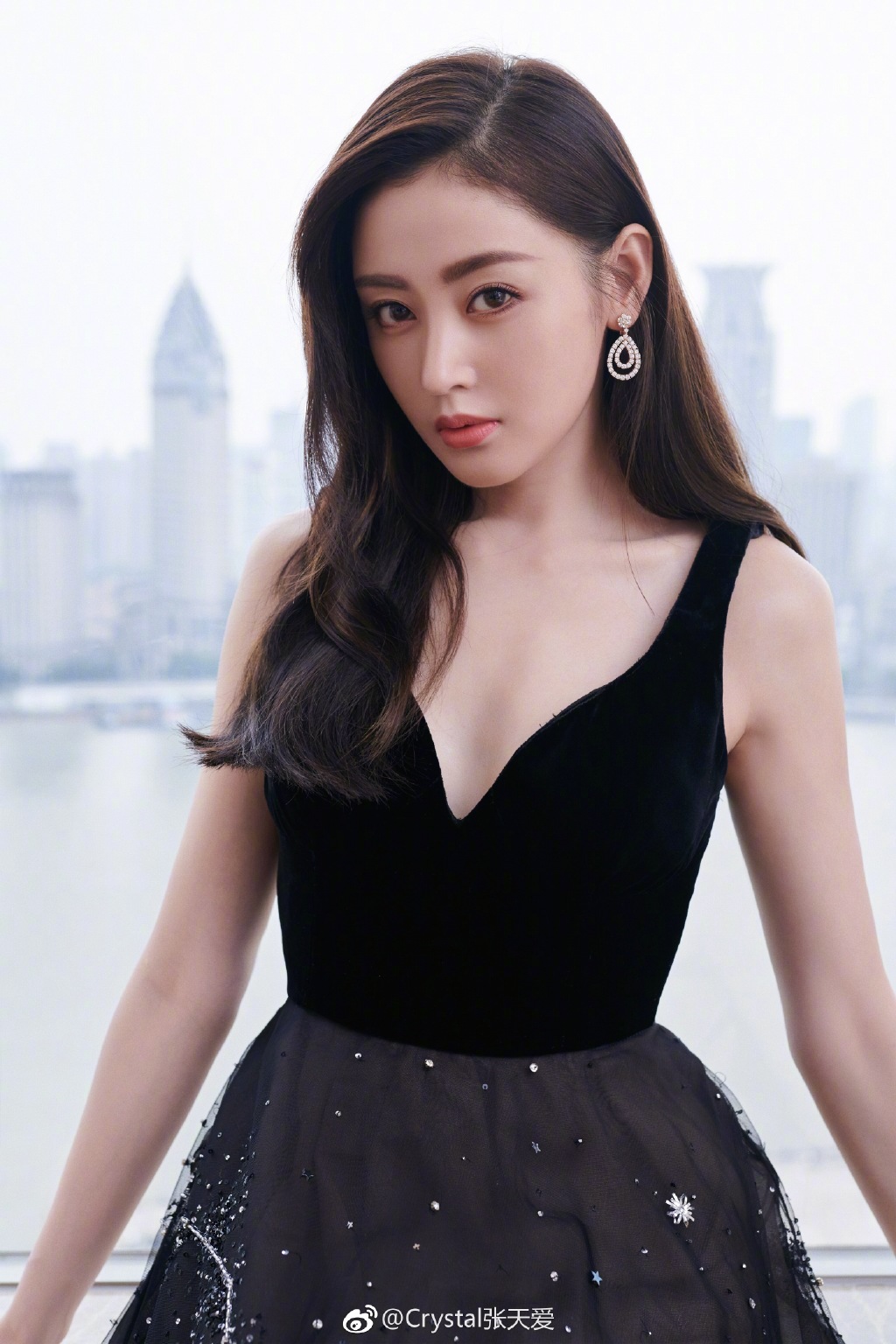 百闻不如一见,张天爱早期一组写真,西装搭牛仔短裤秀出大长腿!