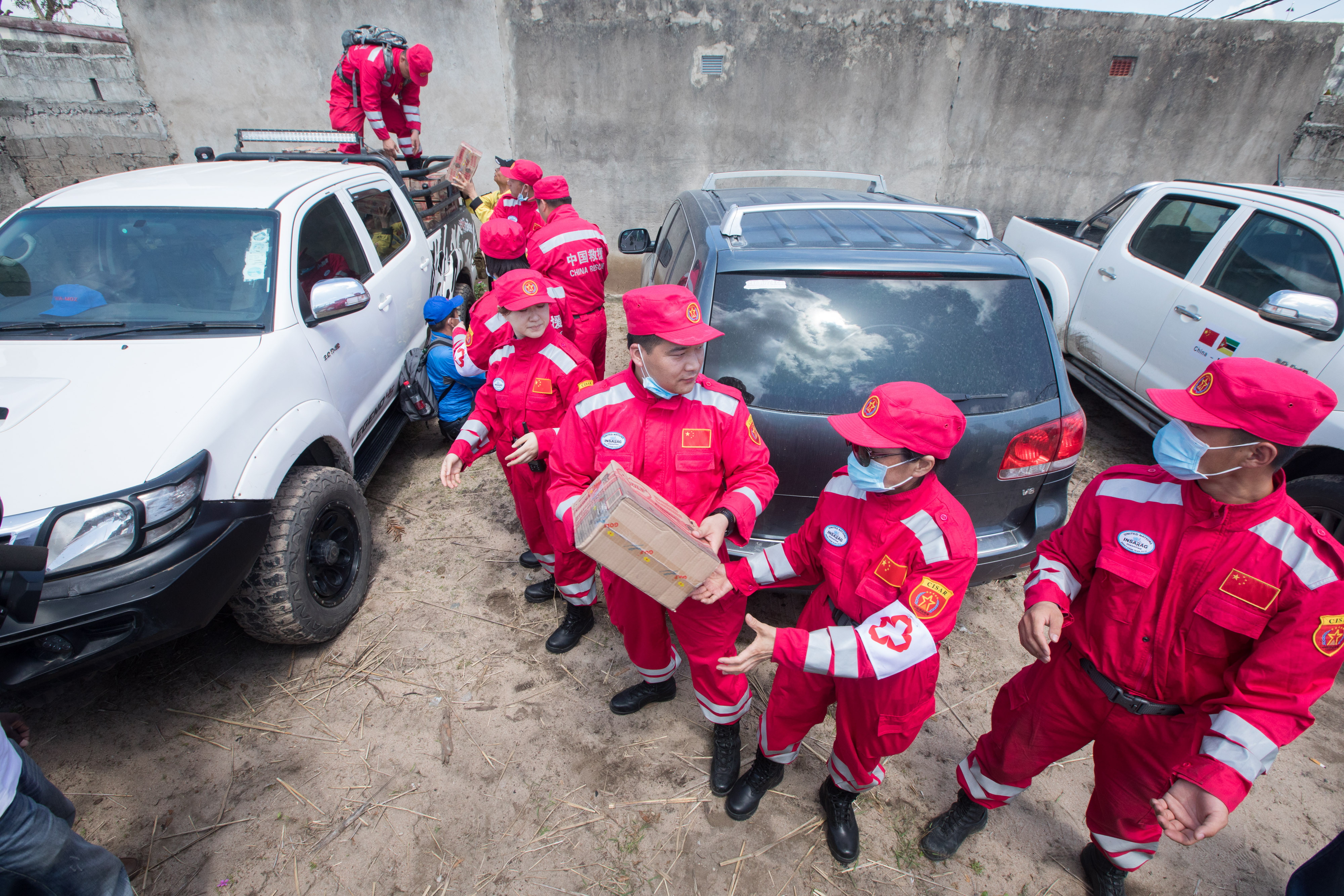 中国救援队在莫桑比克灾区救助儿童
