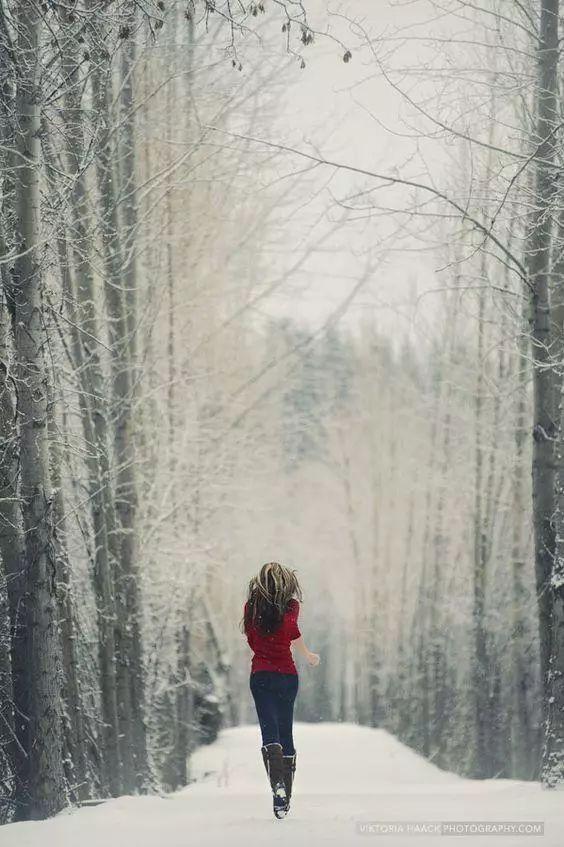 雪地里背影图片女图片