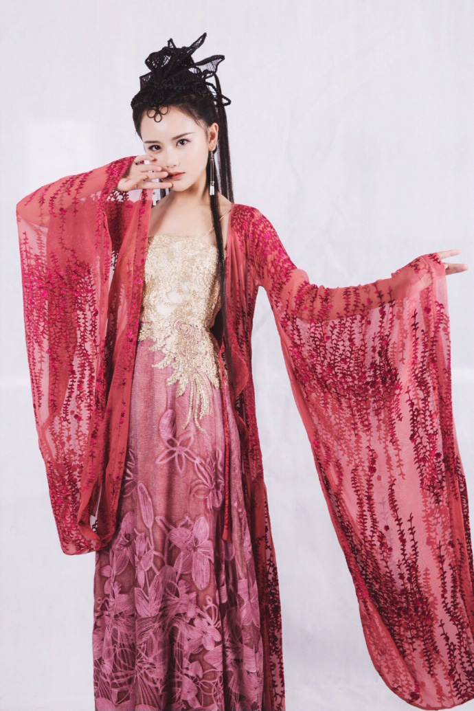 27岁南笙主演《大梦西游4》,微露事业线妩媚动人,简直美极了