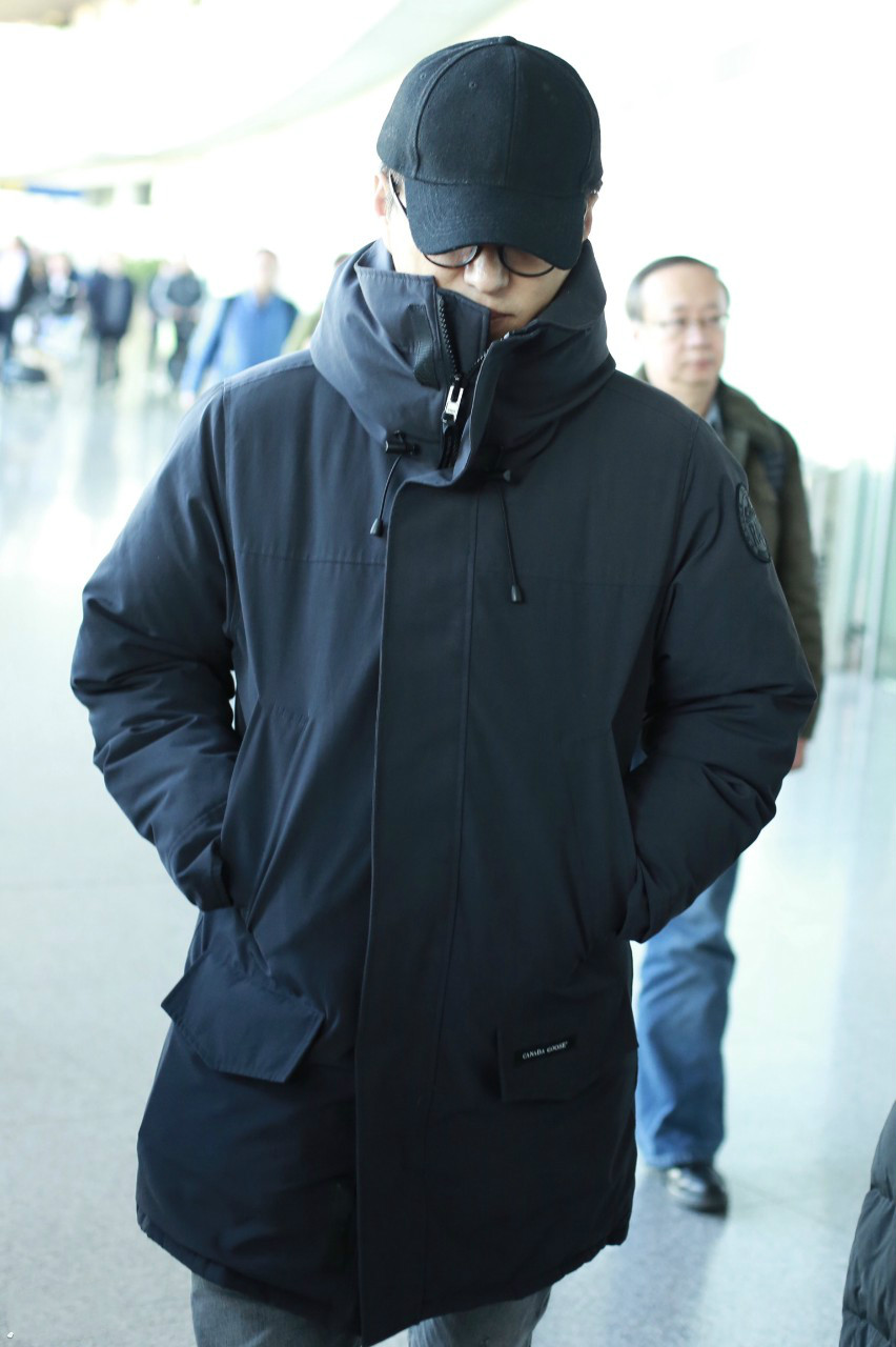 靳东戴棒球帽和眼镜穿黑色外套现身机场,把双手放在衣服口袋里