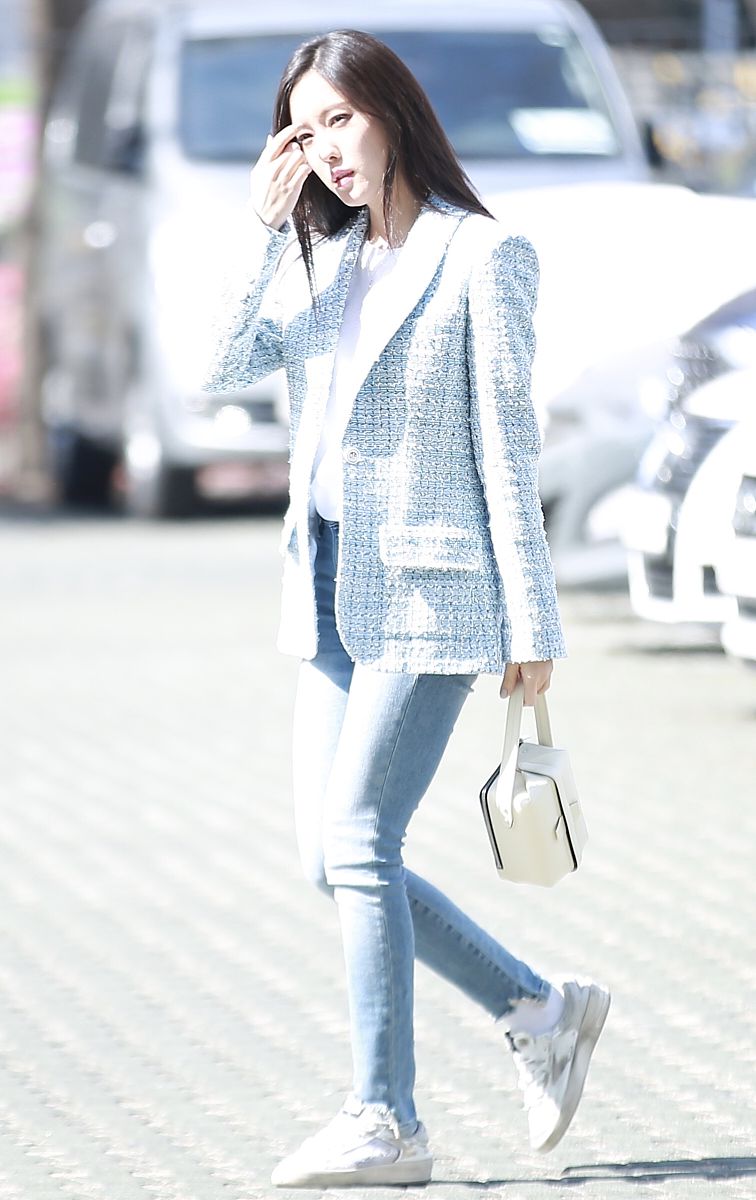 朴孝敏清爽穿搭现身街头,潇洒大方极具干练气息