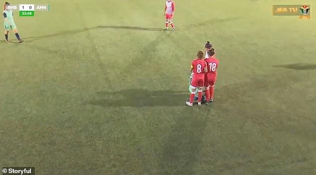 约旦女足球员比赛时头巾滑落,对手围拢挡住观众视线帮其戴好头巾