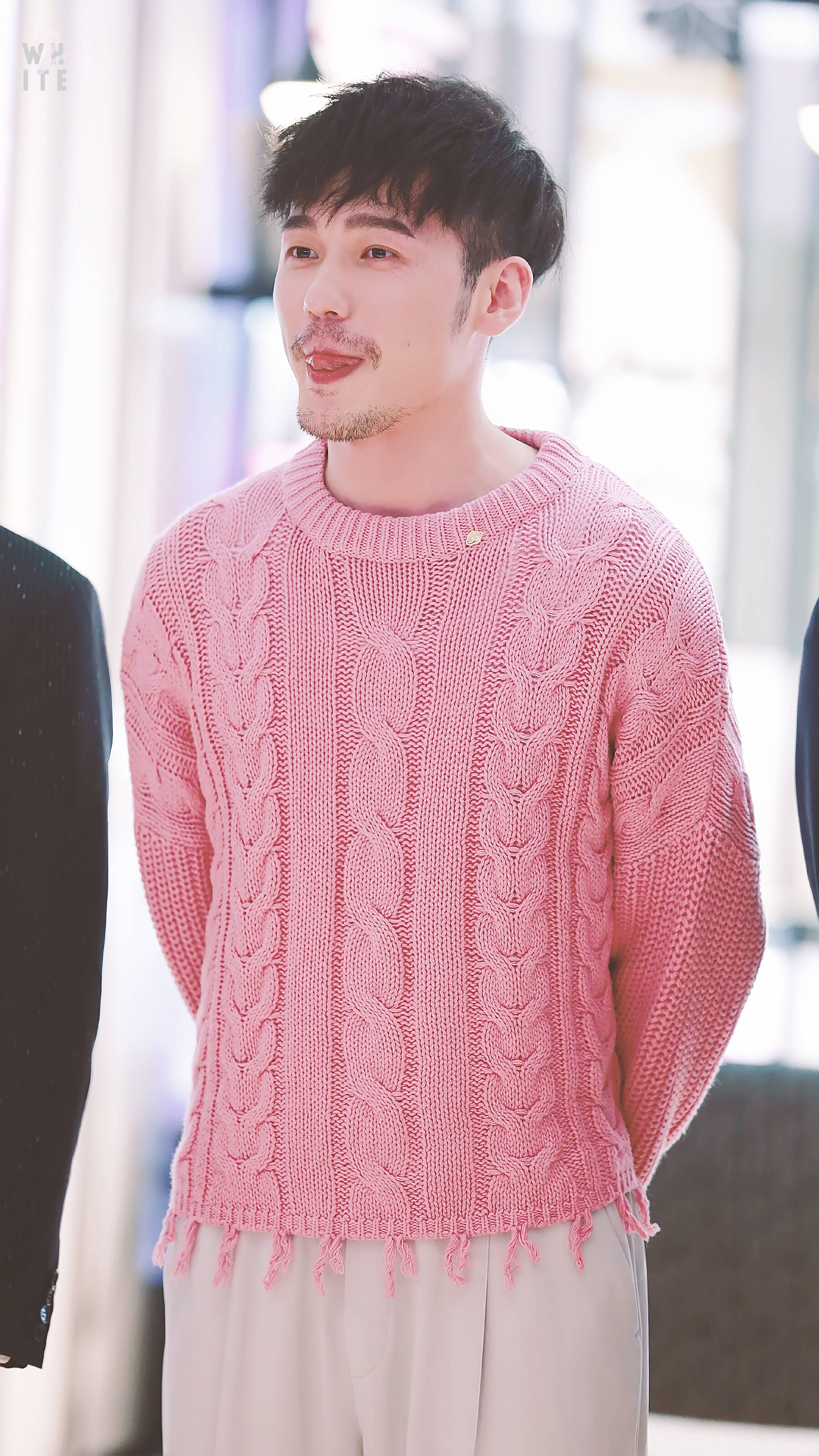 胡子拉碴的白宇,穿上粉色毛衣真的太甜了,网友纷纷求同款