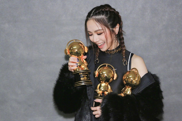 颜卓灵邓紫棋灵动俏皮宛如姐妹 香港硬核女孩就是这么刚