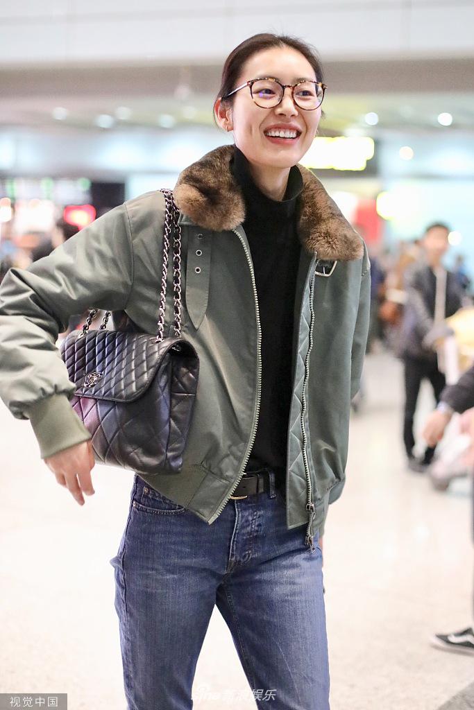 组图:刘雯素颜文艺范儿装扮 赶路全程露灿笑大长腿吸睛