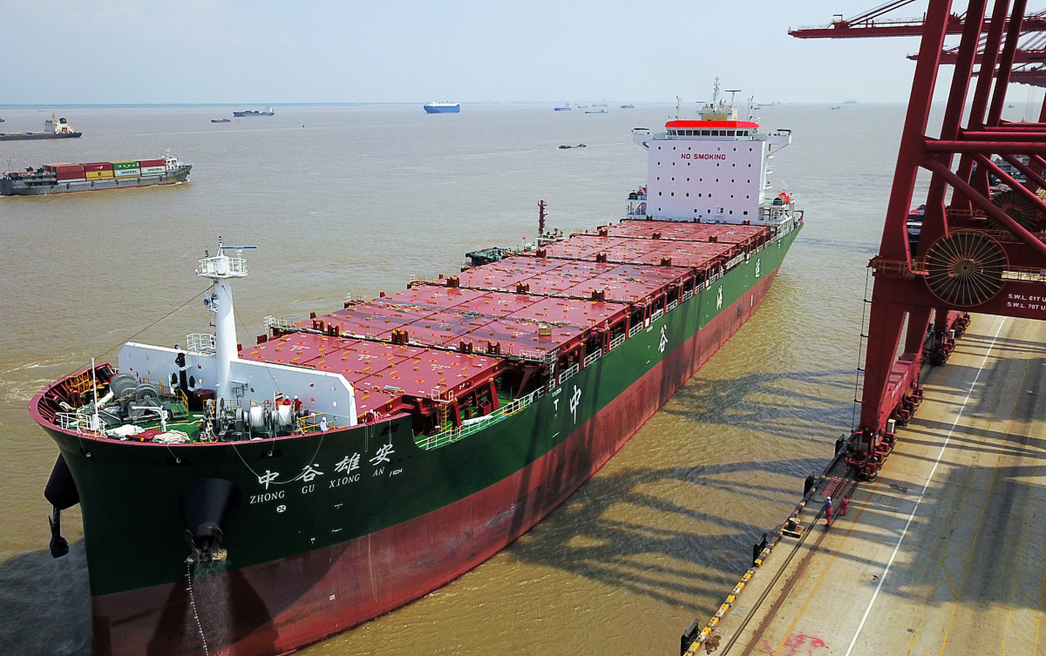 中国的右翼海上巨无霸,世界最大的矿沙船天津号,创造了载重量高达40万