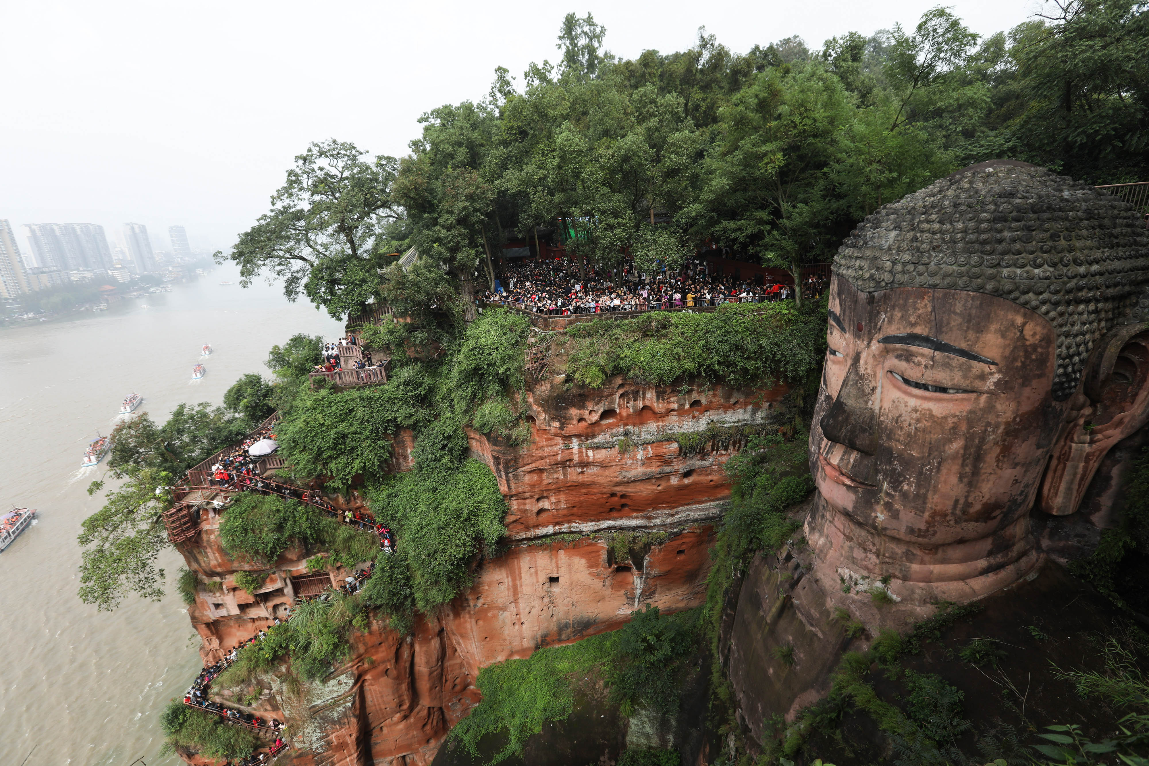 四川乐山大佛迎来客流高峰