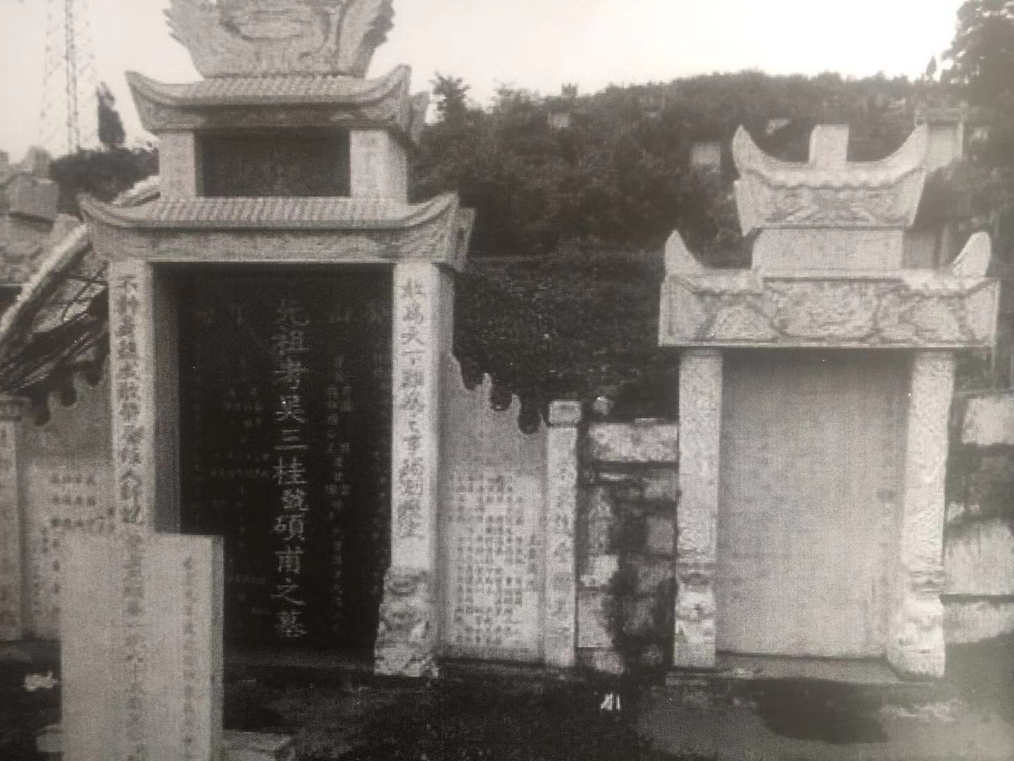 吴三桂墓地:杂草乱石丛生极难辨认,与陈圆圆埋葬之地