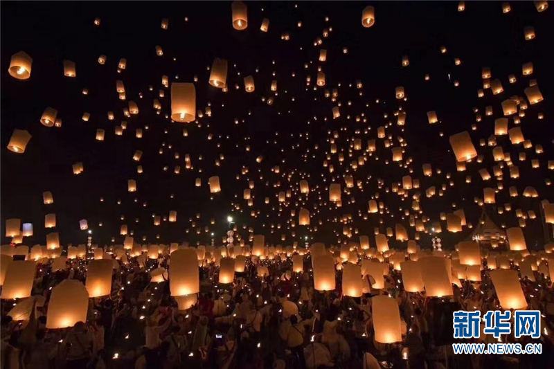 西双版纳万人天灯点亮澜沧江畔