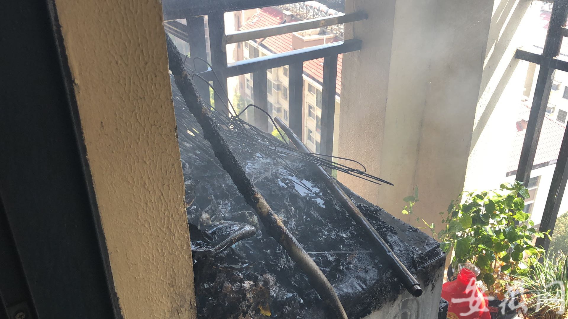 阳台洗衣机着火 楼上邻居浇水救援为消防员节省救援时间