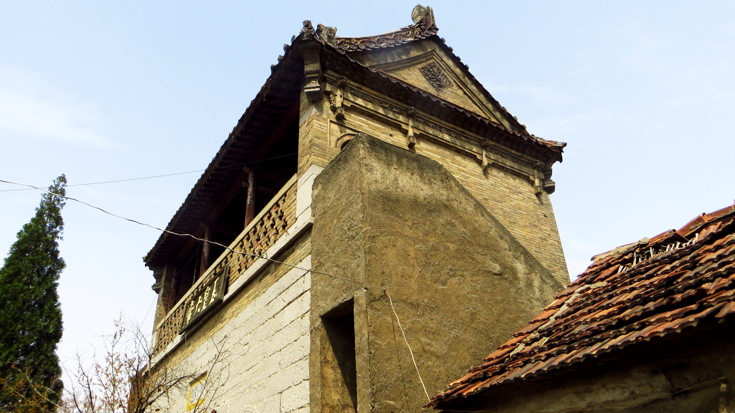 淄川西南有一座隋代古寺,寺中有千年古柏和古建筑三座
