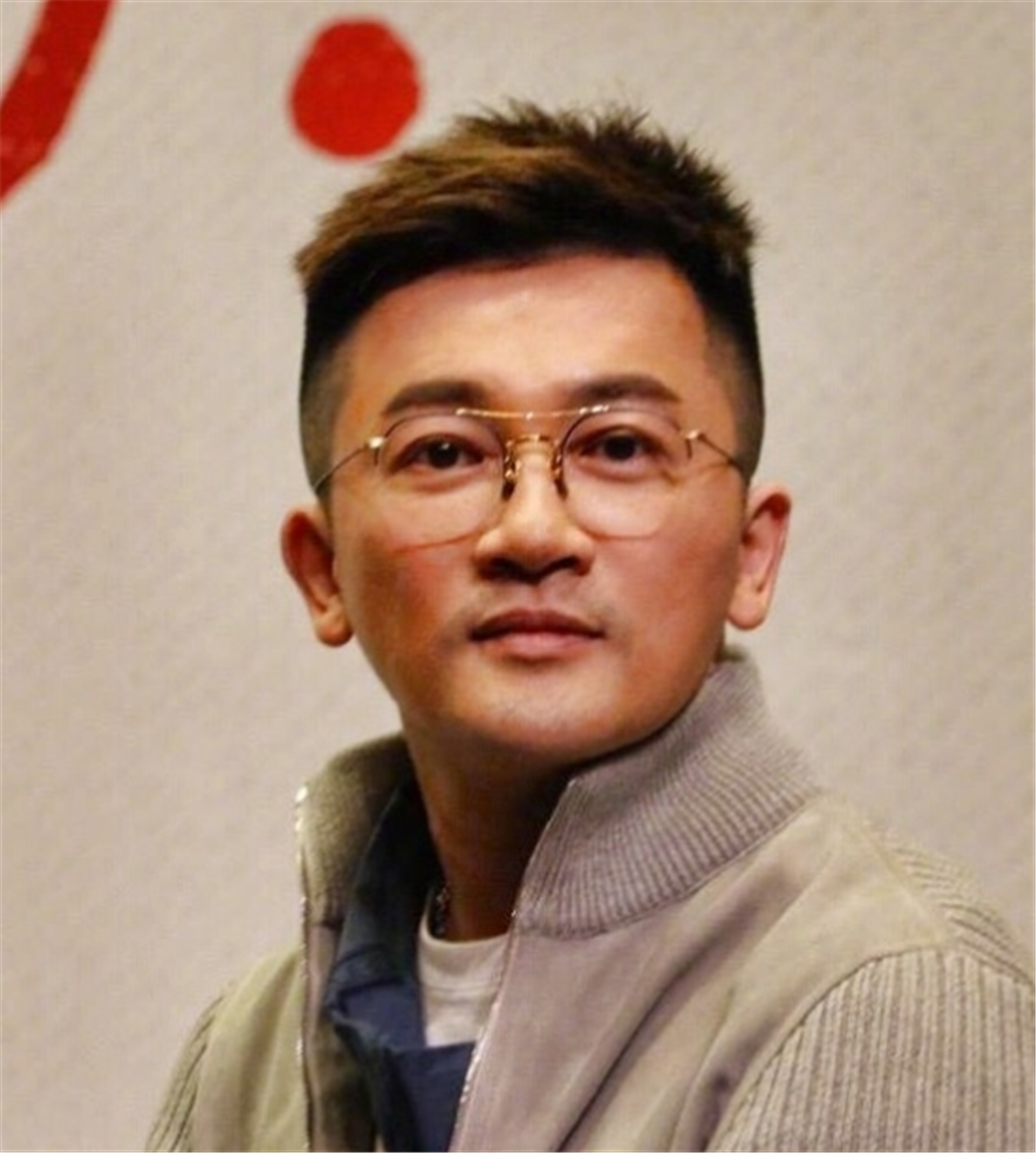 孙耀威发布会身着奇装异服,妖艳感十足,陈志朋方又添一员猛将