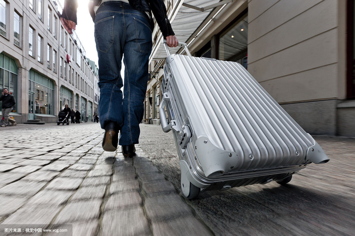 我们出国都提行李箱,老外随身就是一个旅行包,差别在哪儿呢?