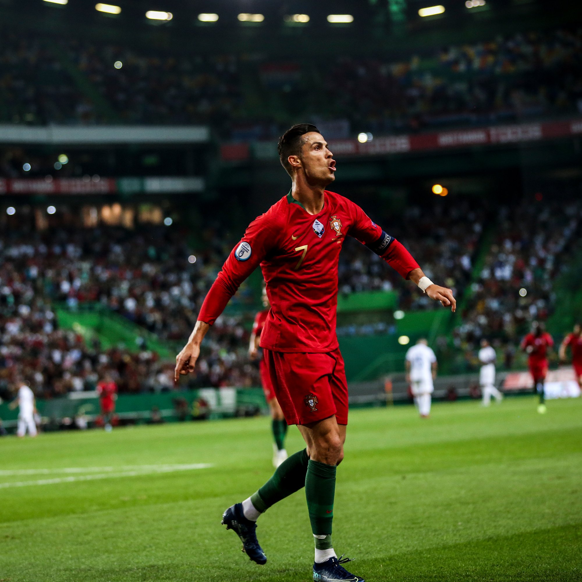 c罗再秀巨星级进球!绝妙抢断 完美吊射 经典庆祝,5万人陷入疯狂