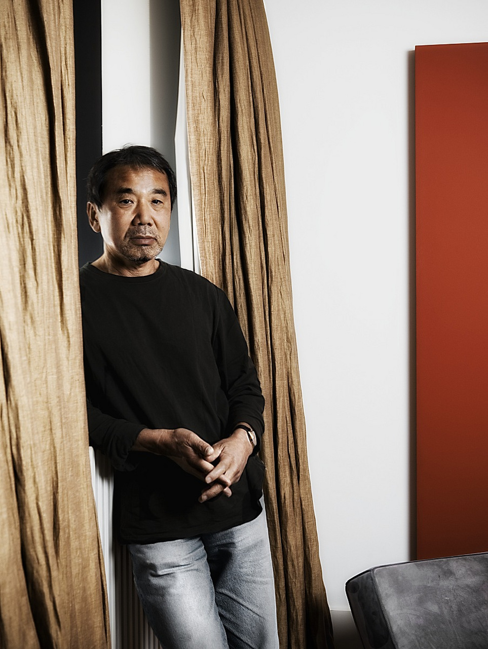 村上春树说:"你要记得那些黑暗中默默抱紧你的人,逗你笑的人,陪你聊天