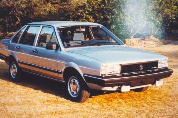 博物馆停着一台83年桑塔纳,车门开后路人感叹:国产车还是比不上