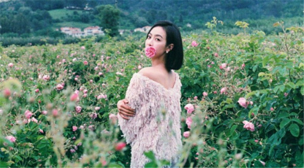 穿书小说,她穿成貌美如花的渣女配,发家致富全靠碰瓷与分手费!