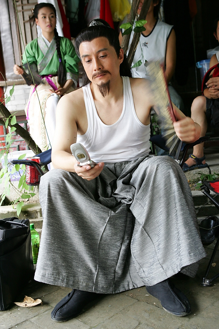 演员王伯昭演戏临时提出加片酬.