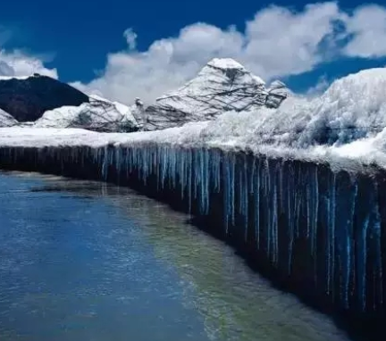 各拉丹冬雪山:冰川融化后的山谷触目惊心