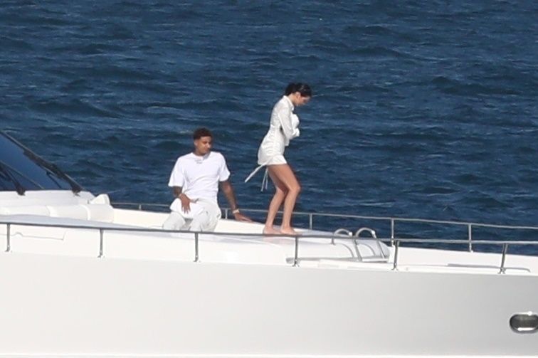 卡戴珊家族再出手,库兹马与詹娜约会?下赛季能顶住吗!