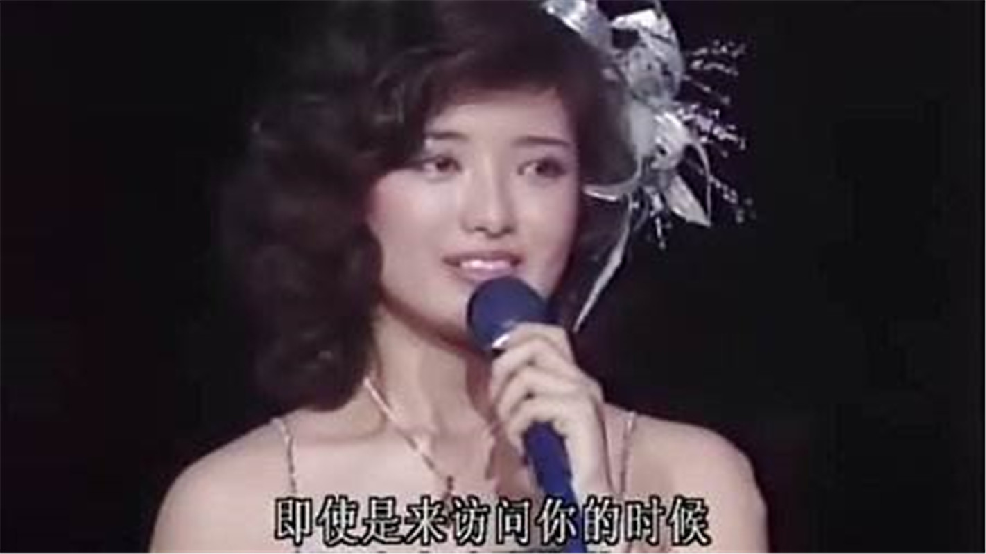 山口百惠正在演唱会唱歌,突然一位白裙少女冲上台