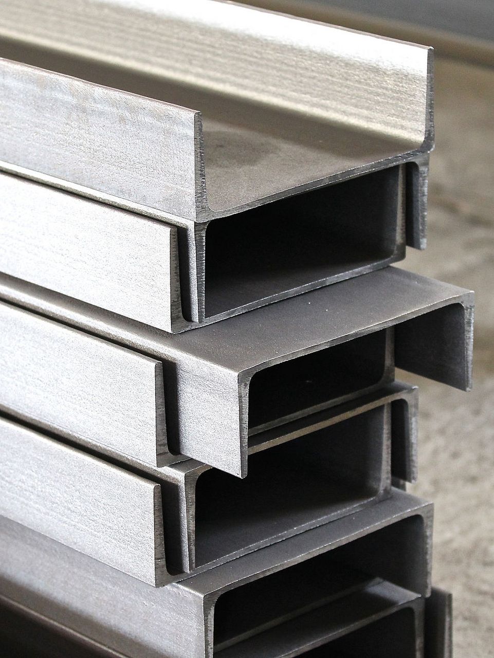 选择和使用槽钢需考虑其断面形状