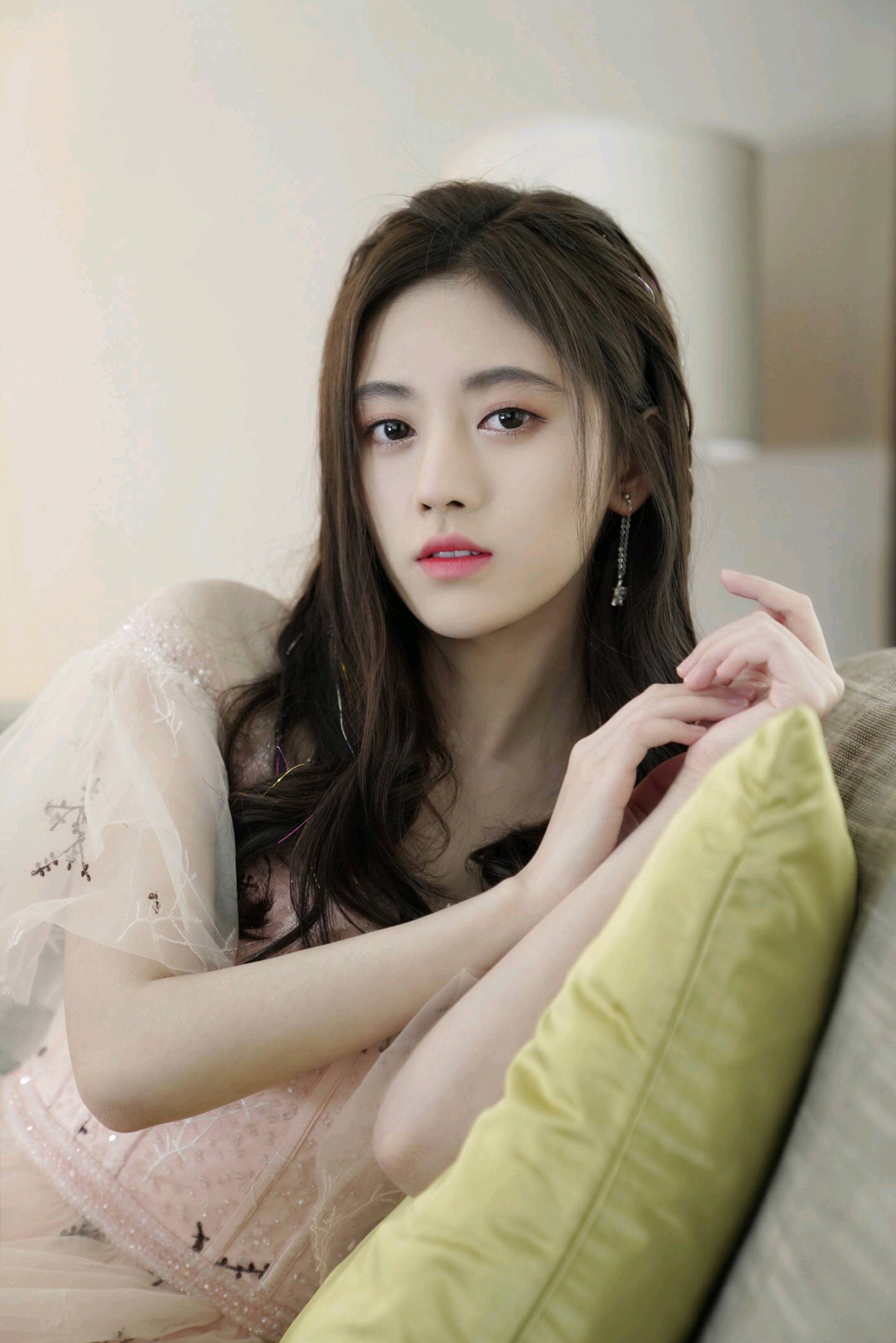 鞠婧祎粉色长裙美图集锦,真不愧四千年美女